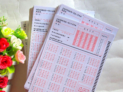 <i style='color:red'>答题卡</i>一般是什么纸质？